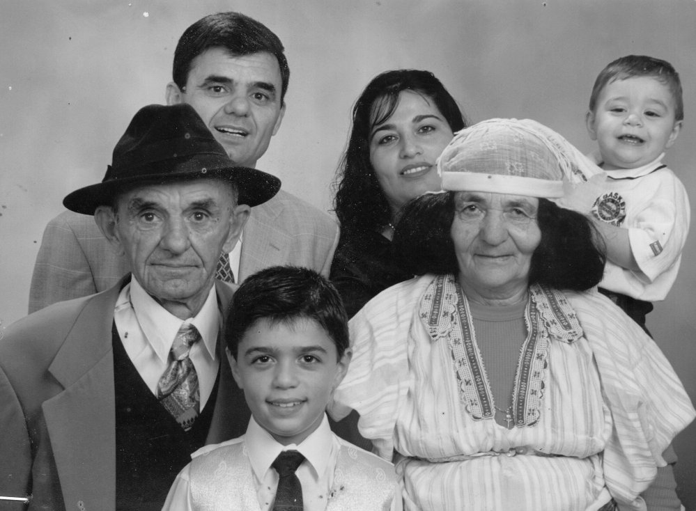 Description: D:\gazeta\Shqip�ria Etnike\internet\she44\familja gaci.jpg