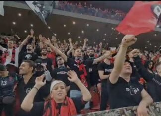 Atmosferë elektrizuese në ‘Air Albania’, tifozët kuqezi solidarizohen me Kosovën, këndojnë këngën e Adem Jasharit