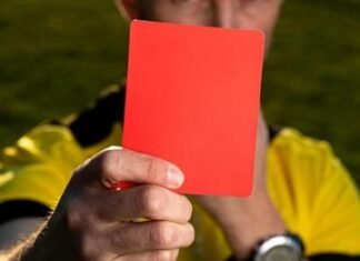 Futboll, futet në lojë edhe kartoni portokalli