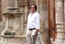 Në Toluzë dhe Paris, brenda kishave, nën peshën e qiellit që lartësoi besimi