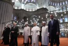 Papa Leoni XIV viziton Xhaminë Blu në Stamboll, heq këpucët në shenjë respekti