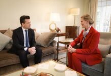 E ngarkuara me punë e SHBA Nancy VanHorn takon Agron Shehajn, zbardhen çështjet e diskutuara