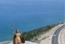 Simbol epoke/Një histori e kthyer në peizash