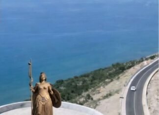 Simbol epoke/Një histori e kthyer në peizash