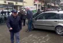 VIDEO/ Gazetari Artan Hoxha dorëzon në SPAK audiopërgjimin origjinal të 21 janarit