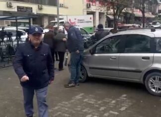 VIDEO/ Gazetari Artan Hoxha dorëzon në SPAK audiopërgjimin origjinal të 21 janarit