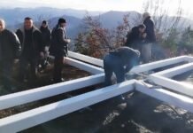 Një kryq mbi male, një dritë mbi zemra