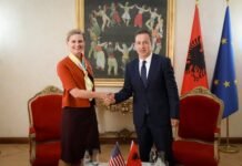 Zyrtarja e SHBA-ve Nancy Van Horn me Niko Peleshin, pas debatit për ndryshimet në kod