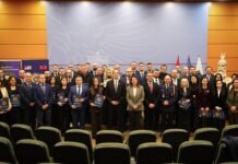 Zyrtari i lartë i DASH zbarkon në Tiranë, takon krerët e SPAK-BKH dhe Begajn; shmanget Edi Rama