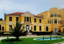 Protesta e opozitës më 20 shkurt, Ambasada Amerikane u bën thirrje qytetarëve të saj: Qëndroni vigjilentë dhe shmangni…