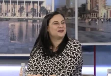 Kjo është Viola Agasi, motra e Ergys Agasit, drejtoreshë juridike në AKSH