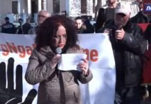 “Të gjitha çështjet janë firmosur nga Balluku”/ Banorët e Rrjollit në protestë para Kuvendit: Janë hajdutë! Ish-zv.kryeministrja është e para që SPAK e merr në listë…