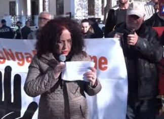 “Të gjitha çështjet janë firmosur nga Balluku”/ Banorët e Rrjollit në protestë para Kuvendit: Janë hajdutë! Ish-zv.kryeministrja është e para që SPAK e merr në listë…