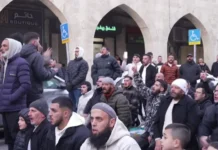 Izraeli mbyll xhaminë Al Aksa, besimtarët luten në rrugë