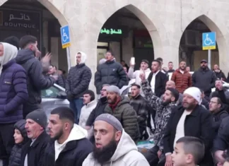 Izraeli mbyll xhaminë Al Aksa, besimtarët luten në rrugë