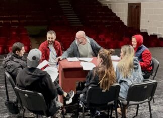 ‘Pesë fëtyrat e Heshtjes’, dramë psikologjike, arritje artistike e Teatrit ‘Migjeni’ dhe aktorëve nga Kosova dhe Shkodra