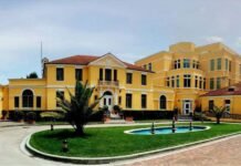 Protesta e Opozitës Shqiptare para Kuvendit kundër mbrojtjes së Belinda Ballukut nga drejtësia/ Ambasada e SHBA mesazh qytetarëve amerikanë: Shmangni zonën, rrezikon akte dhune