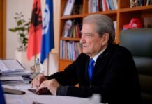 Sali Berisha prëmton Vendosja e minimumit jetik, akti i parë i ardhjes në pushtet të PD-së