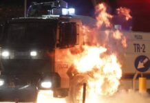 Reuters: Mijëra protestues kundër qeverisë në Shqipëri, policia i sulmon me topa uji