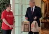 Presidenti Trump i falë 100 dollarë korrieres që i solli ushqimin në Shtëpinë e Bardhë
