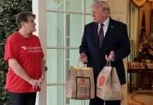 Presidenti Trump i falë 100 dollarë korrieres që i solli ushqimin në Shtëpinë e Bardhë