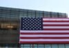 Vendoset flamur gjigant në Ambasadën amerikane në Prishtinë për 250-vjetorin e ShBA-së