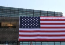 Vendoset flamur gjigant në Ambasadën amerikane në Prishtinë për 250-vjetorin e ShBA-së