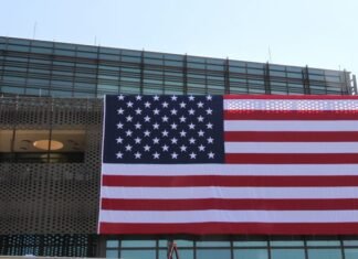 Vendoset flamur gjigant në Ambasadën amerikane në Prishtinë për 250-vjetorin e ShBA-së
