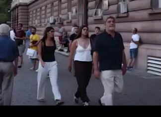 Ambasadori i Spanjës mes protestuesve në ditë e 47 të revoltës popullore kundër qeverisë hajdute