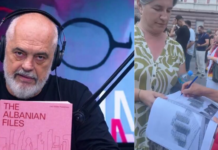 Qytetarët siç edhe paralajmëruan janë mbledhur para SPAK ku do të dorëzojnë librin “Albanian Files” i firmosur nga protestuesit në shesh.