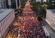 “Huffington Post”: Kërkohet largimi i Edi Ramës, protesta po rritet!