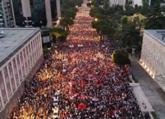 “Huffington Post”: Kërkohet largimi i Edi Ramës, protesta po rritet!