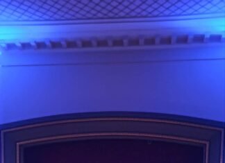 WBYO, guida e të rinjve për orkestrën simfonike, prezantues Desar Sulejmani, dirigjent Vuk Wolkov Popoviç në Teatrin ‘Migjeni’.