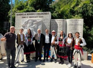 Në Kelmënd, Flamuri i Pavarësisë u ngrit 1 vit e 7 muaj e 22 ditë para se të ngrihej në Vlorë. Shqiponja kishte 1 kokë, si ajo në Amerikë