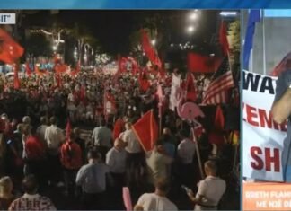 “Përqafon Soros, i puth duart Vuçiçit! Tirana dhe Kruja digjen, ti në plazh!”/ Protestuesi mesazh Ramës: Kjo rini në shesh ka për ta sjellë ty fundin!
